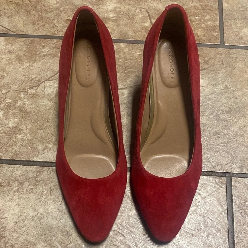 AEROSOLES Women's Red Suede  Size 7.5 Chunky Heels Timeless Classic Cottagecore